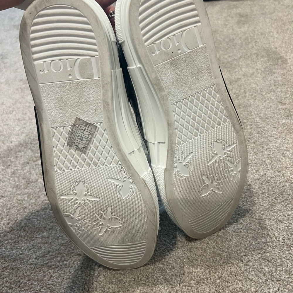 Dior Gray Monogram Low-Top Sneakers with White Soles and Laces - Picture 4 of 6
